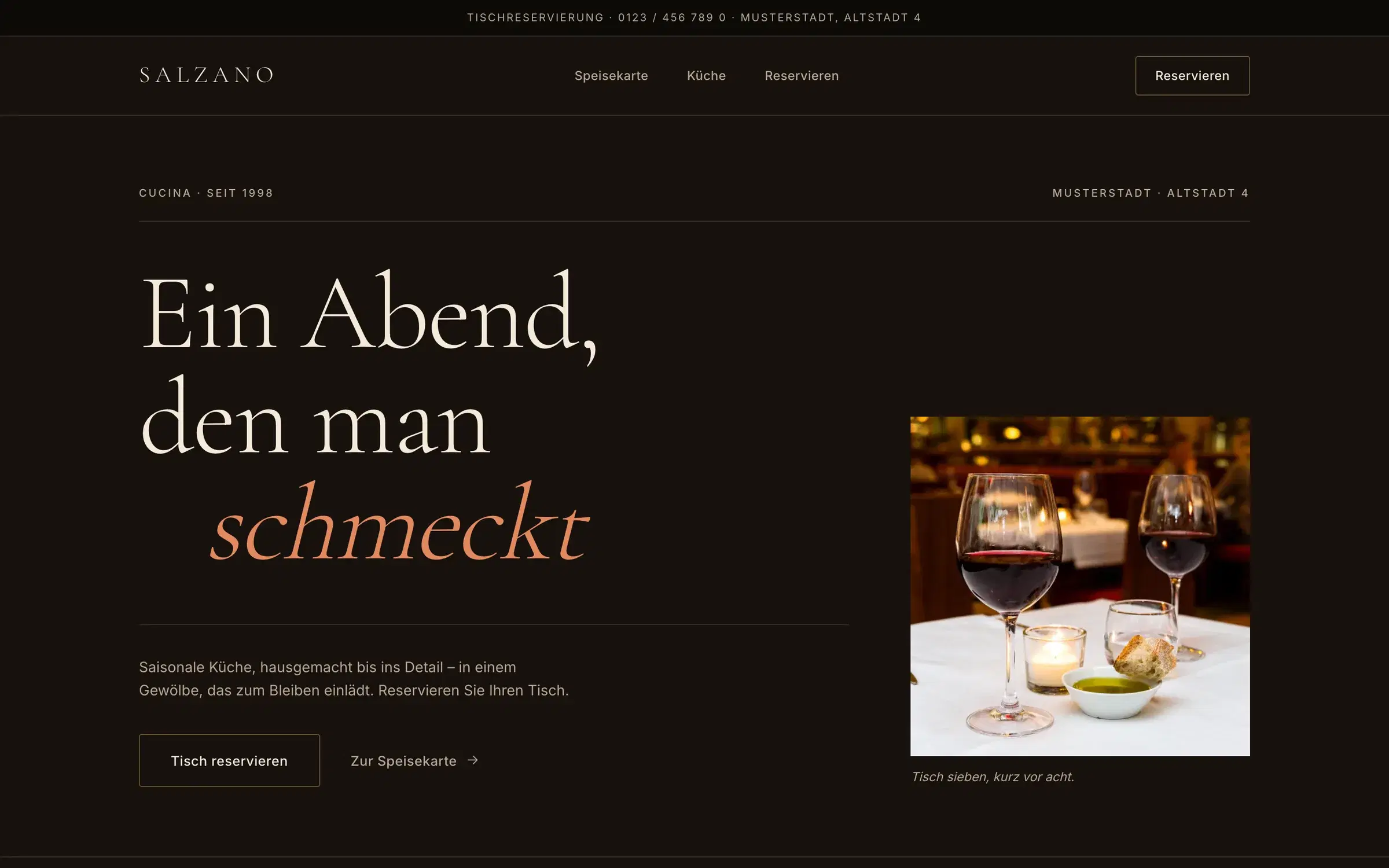 Startseite der Demo „Salzano“: Restaurant mit Serifen-Headline und gedecktem Tisch.
